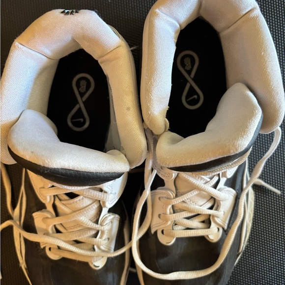 Nike Men's Black and White Athletic Shoes - Picture 3 of 7